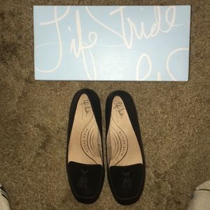 Woman’s black Ballads flats